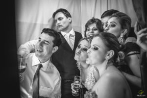 Convidados e Noivos utilizando a Cabine de Fotos e Sendo Fotografados - Fotógrafo de Casamento