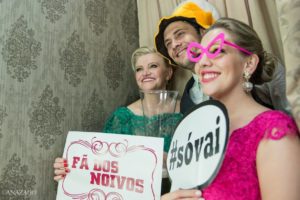 Fotógrafo de Casamento -Convidados e Noivos utilizando a Cabine de Fotos e Sendo Fotografados Fotógrafo de Casamento